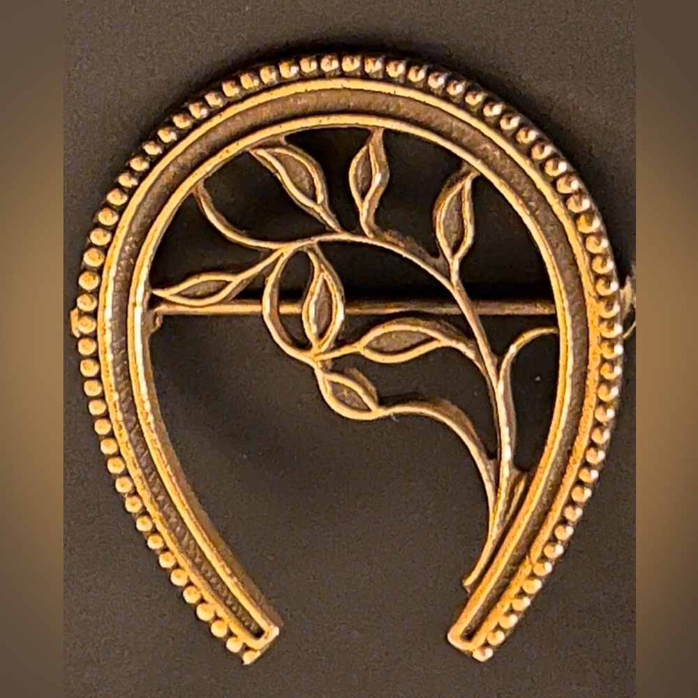 Vintage Gold Tone Horseshoe Brooch Stamped “1949 Coro”  1” Collectible💫💫